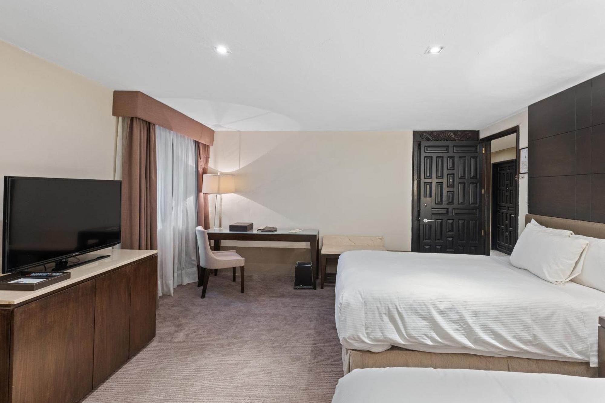 Quinta Real Puebla Hotel Bagian luar foto A guest room at the Hilton Garden Inn